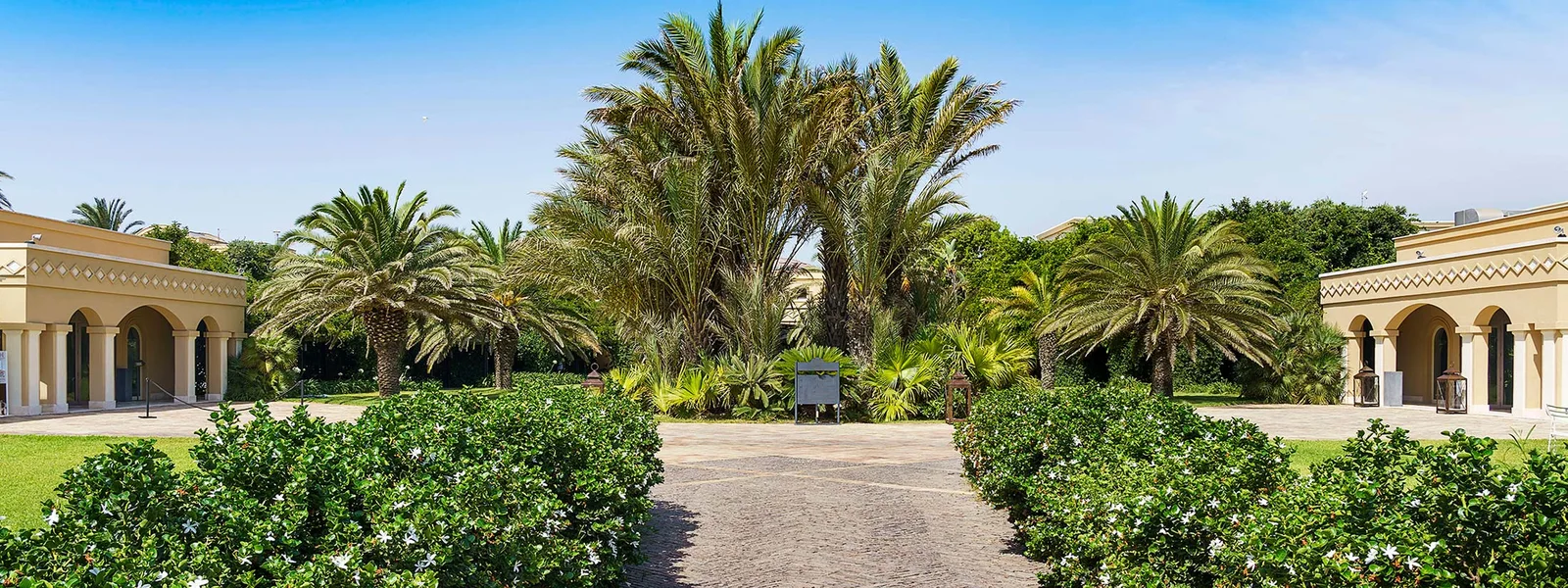 Giardini e palme davanti al Romano Palace Luxury Hotel