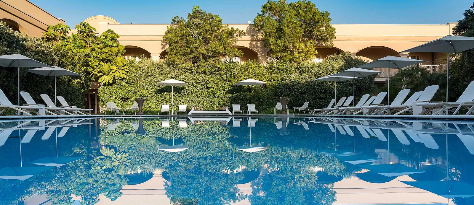 La piscina e gli spazi esterni del Romano Palace