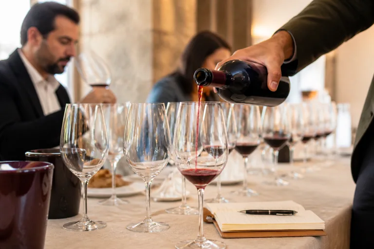 Sommelier che versa vino durante una degustazione
